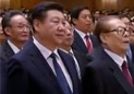 习近平江泽民站立唱歌