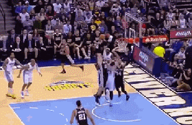 nba每日一囧:这么夸张的传球 累死人不偿命啊