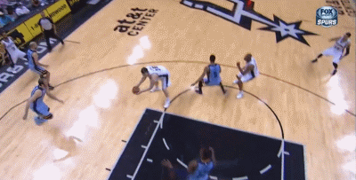 自媒体  足球场上的乌龙球比较多,篮球场上还真是挺少见.