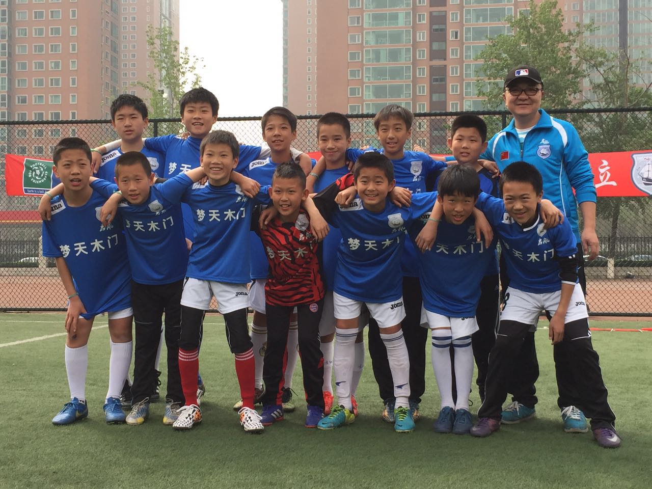 启航U14足球队正式组队并庆祝国际足球友谊