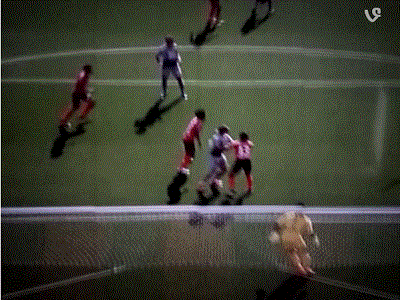 日本门将伊基塔灵魂附体门线蝎子摆尾解围gif