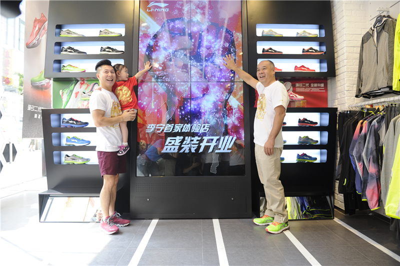 李宁王府井旗舰店华丽变身 李小鹏爱女奥莉抢