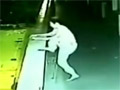广东大学生梦游坠亡视频曝光 缓缓翻出阳台