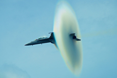 摄影师拍摄战机超音速瞬间