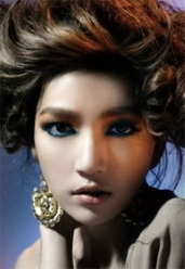 经典蓝色眼线 打造摩洛哥女郎范儿