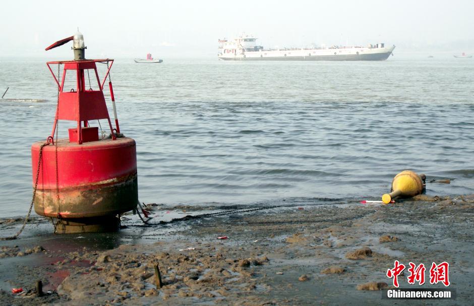 长江南京段枯水 大片江滩裸露浮标搁浅