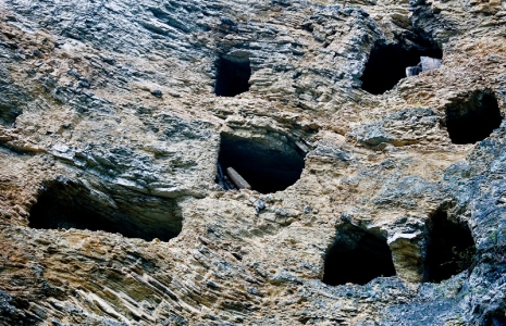 组图:湖北秭归磨坪乡发现密集悬棺群