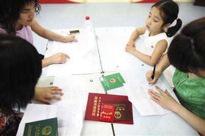 昨日是"幼升小"适龄儿童信息审核第一天,众多家长手持房产证,户口本等