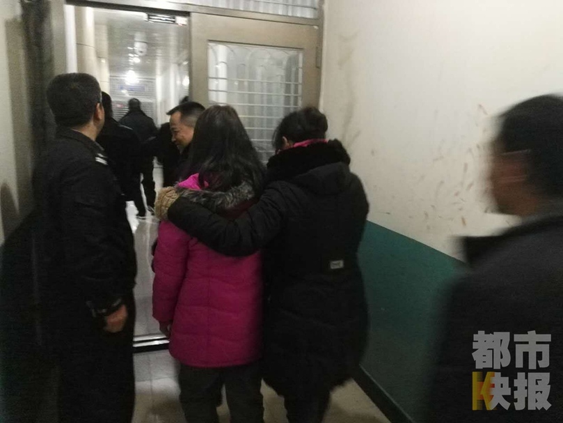 13岁 女孩 负气出走被4男子 带走  4人原是做好事