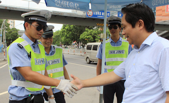 海南中粮可口可乐总经理方翔向正在烈日下执勤的交警表示敬意与感谢