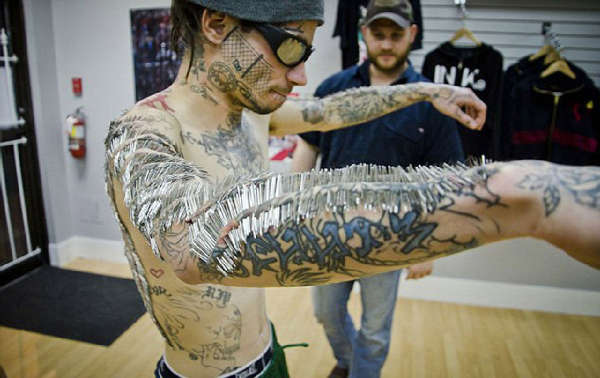 加拿大男子全身穿刺4550根纹身针破世界纪录