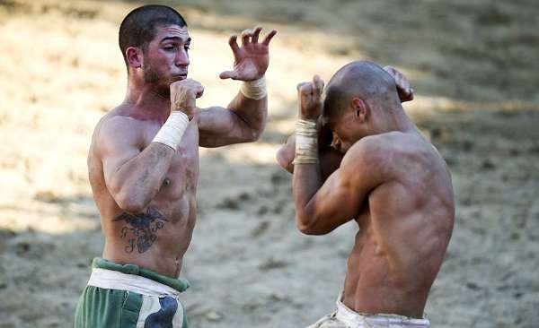 一场被允许用任何手段进球的暴力足球赛