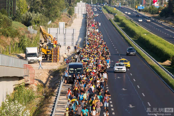 叙利亚难民徒步百里涌入西欧