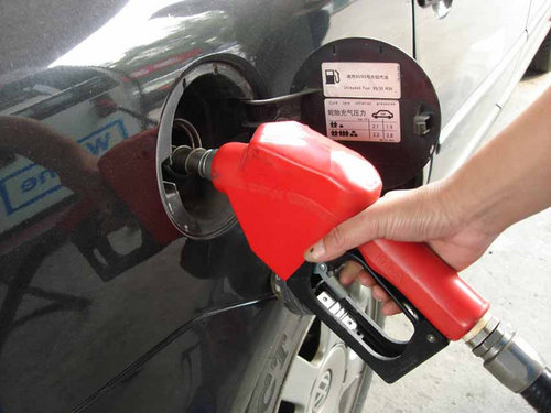 夏季加油勿加太满 汽油膨胀说法不科学