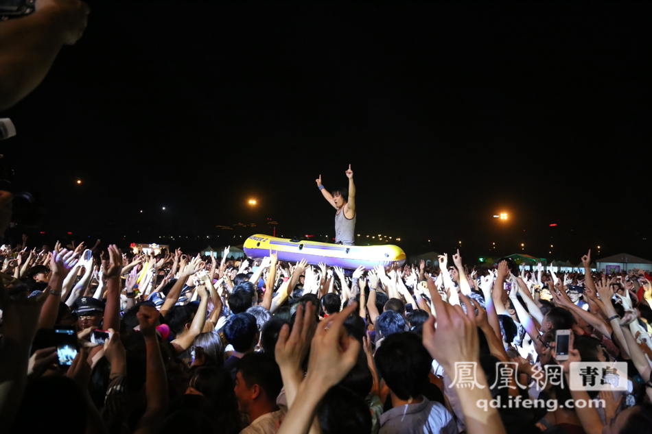 青岛世界城市音乐节昨日开唱 金沙滩摇滚之夜