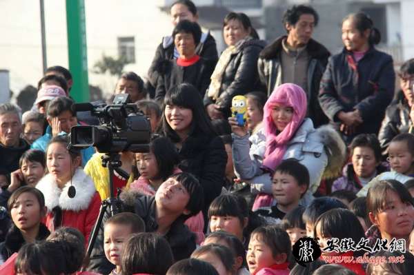 新闻图片：岳西县店前镇农民欢歌曼舞迎新年