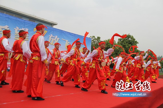 马鞍山千名服刑人员监狱内齐唱歌曲为母亲过节