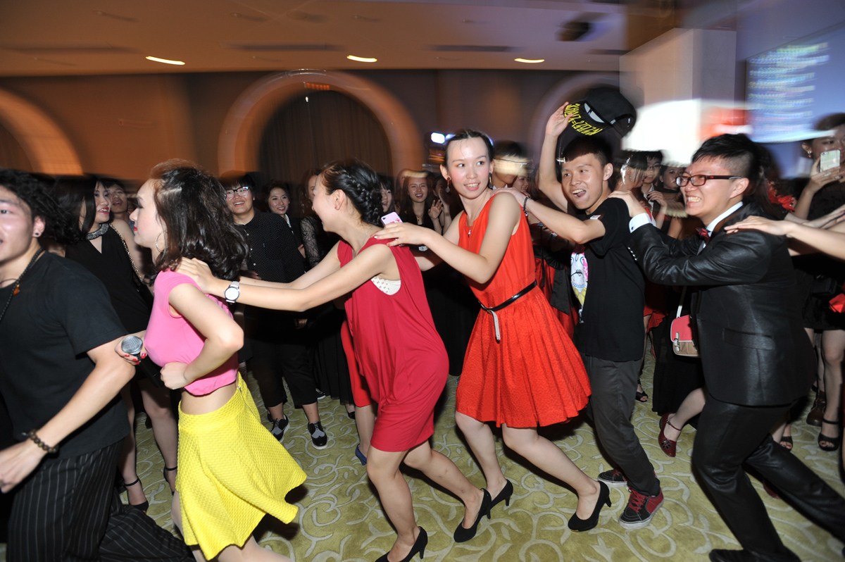 6月17日晚，武汉300多名高三毕业生参加毕业舞会。