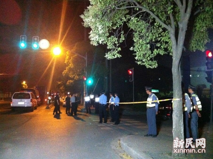 6月22日23时15分许，上海宝山警方在月罗路一私营化工厂内，抓获一名持枪杀人嫌犯范某。图为警方在事发地点拉起了警戒线。