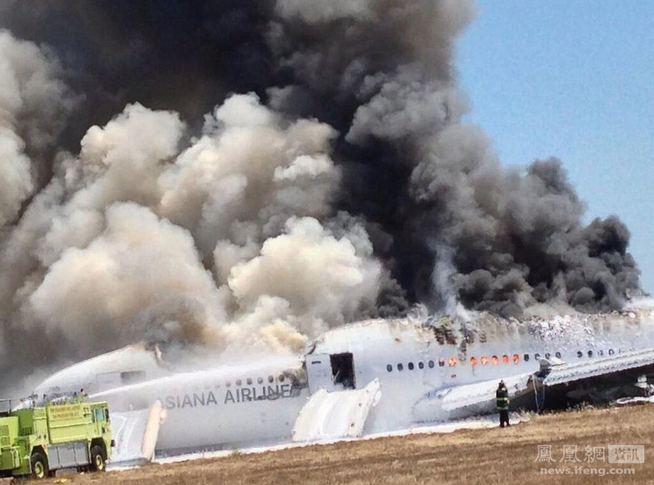 一架韩亚航空客机6号上午在美国旧金山机场降落时失事滑出跑道，机身翻转，据韩国联合通讯社报道，客机载有292名乘客和16名机组人员，也有美国媒体报道说事故造成至少2人死亡61人受伤。