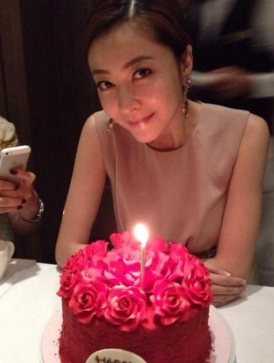 郭富城前<em>女友</em>熊黛林33岁<em>生日</em> 获赠<em>玫瑰</em>蛋糕(图