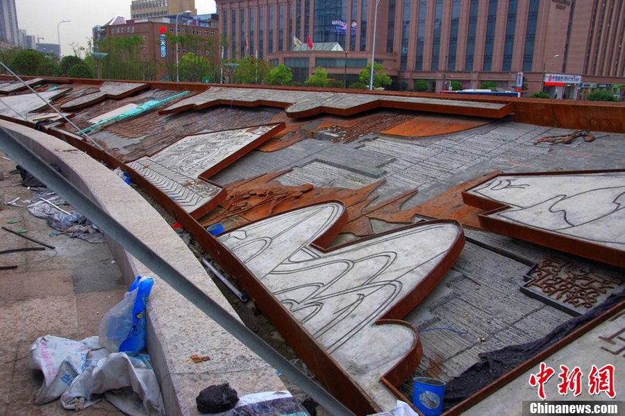 　4月10日，武汉，洪山广场重新开放才3个月，其重要景观楚文化浮雕与市民见面百日后便拆掉重建。图片来源：东方IC