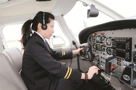 女白领转行当飞行导师年薪50万 教出40多名男