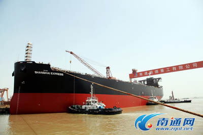 世界最大的木片运输船在南通明德下水