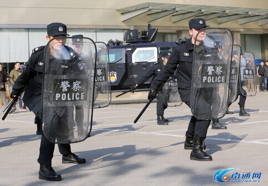 南通警营开放日精彩纷呈 9吨防暴装甲车抢眼