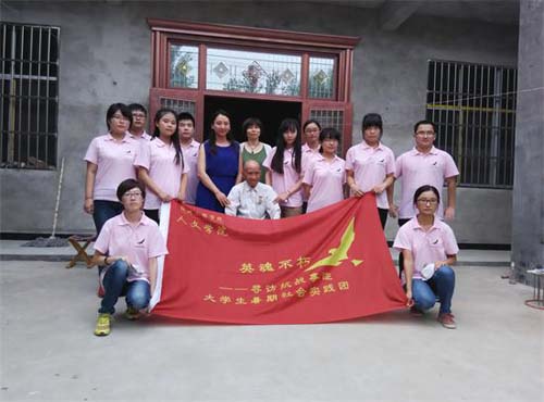 徐州工程学院师生代表赴丰县寻访抗战英雄
