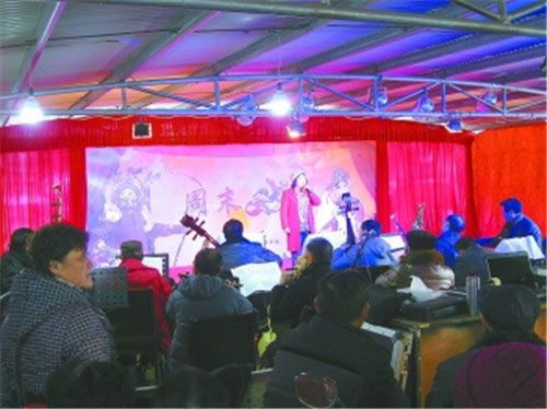 盐城市区、滨海淮戏票友联袂演出 为居民带来