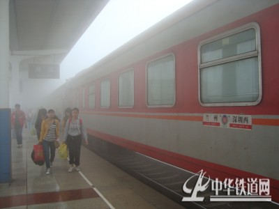 火车站迎来返程客流高峰 郑州方向车票已售罄