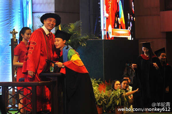 中大<em>女生</em>毕业披<em>彩虹旗</em>出柜获校长拥抱(图)_黑