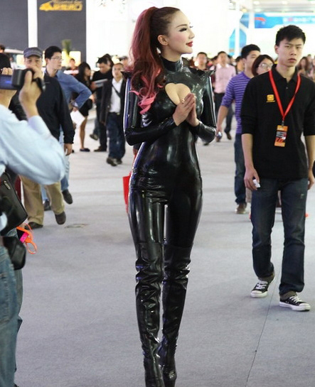 猫女杜奕霏乳胶装现身车展