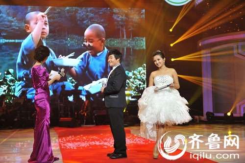 郝邵文与释小龙前女友甜蜜唱情歌(组图)