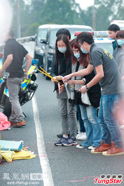 香港26岁女歌手陈僖仪车祸身亡 家人路祭[高清大图](3/5)