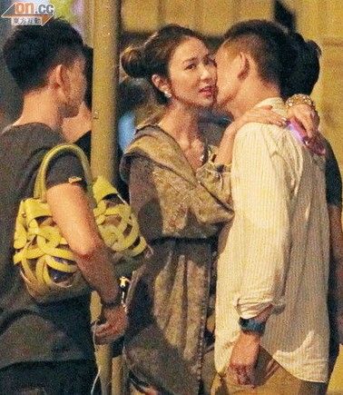 薛凯琪惨同志酒吧买醉 与男子搂腰亲吻(图)