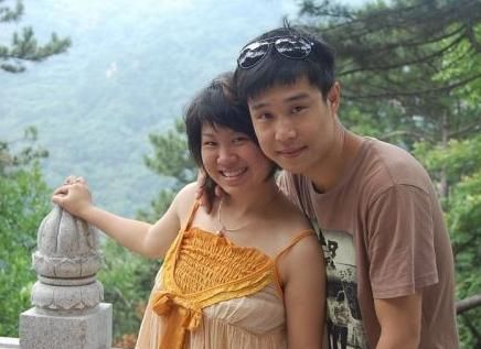 小沈阳与老婆  2013年6月26日是小沈阳沈春阳夫妇结婚九周年的日子.