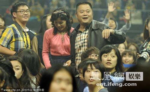 李宇春上海开唱 被壮汉公主抱(组图)