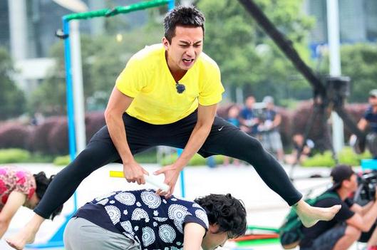 中国版<em>runningman</em>奔跑吧兄弟预告 邓超玩人体