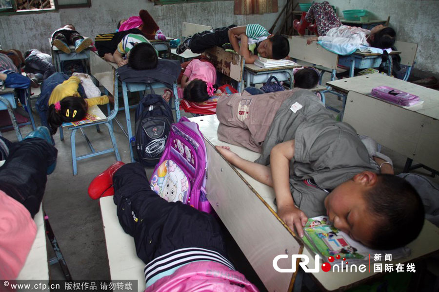 纪实摄影:安徽黄山小学留守儿童课桌上午睡(图