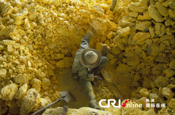印尼矿工火山口冒险采硫磺平均寿命不过30岁图
