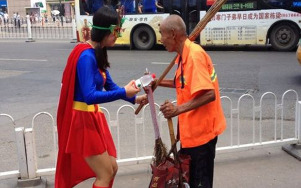 
西安街头惊现“女超人” 做好事传播正能量
