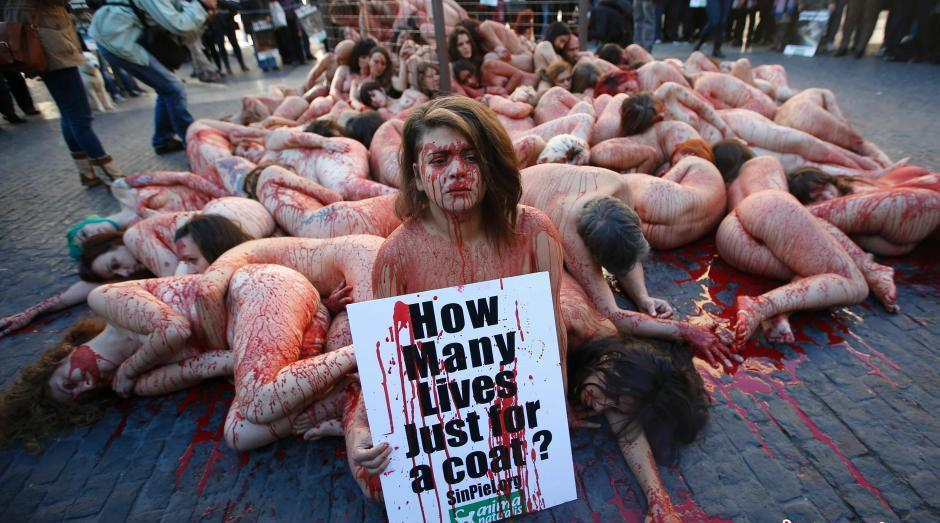 动物保护者街头裸体“浴血” 抗议使用动物皮毛
