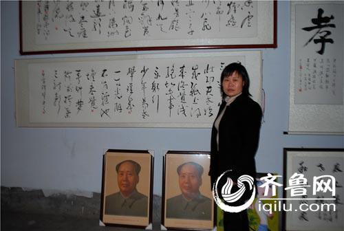 　　李小鲁在她的书法工作室给记者展示她的书法作品
