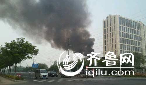 蒙阴县人民医院楼顶着火疑为空调压缩机起火