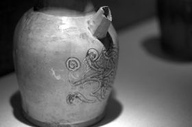 瓷罐上的佛教圣物——兽首鱼身的摩羯。