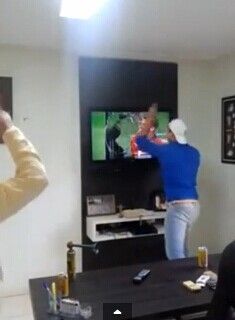 巴西球迷看点球大战太过激动 一掌砸碎电视(图