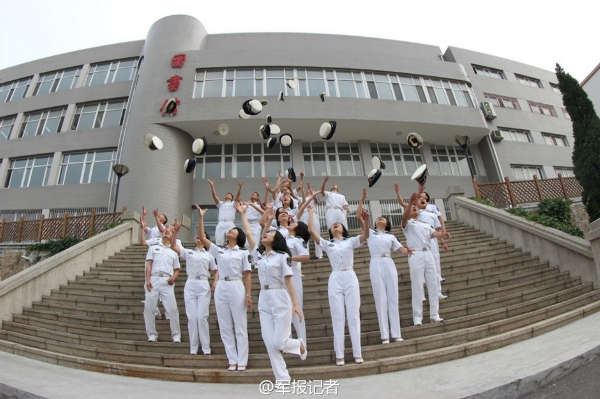 大连舰艇学院2010级学员毕业抛帽庆祝