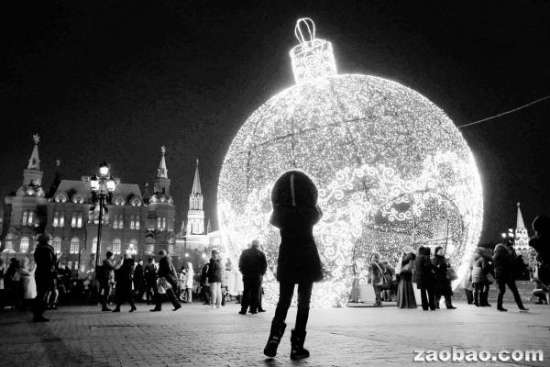 俄巨型圣诞球光彩夺目系世界最大圣诞球灯（图）